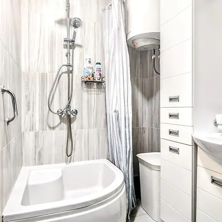 Spacious & Attractive 600m-7minuta Hoda Od Centra, Mogucnost Za Parking-apartmani-nsmilos شقة نوفي ساد